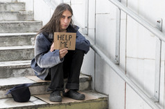 无家可归的人男人。乞讨帮助