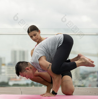 <strong>女人帮</strong>助男人。实践瑜伽