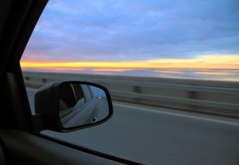 视图的后视镜镜子的车高速公路