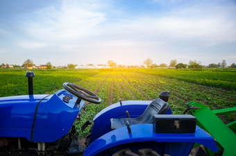 蓝色的拖拉机农场场农业机械和技术农业和蔬菜日益增长的现代化补贴和税退款为购买新设备农业和农业行业