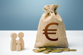 欧元钱袋与钱和家庭雕像金融支持为社会机构投资人类资本文化和社会项目提供援助公民