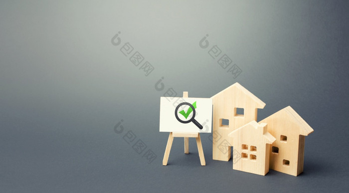 住宅建筑和画架与放大玻璃和绿色检查马克合规住房与的必要的标准和质量标准搜索为真正的房地产买房地产经纪人服务