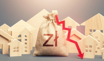 城市住宅建筑和波兰的兹罗提钱袋与红色的下来箭头较低的抵押贷款感兴趣利率低需求为首页购买下降价格为租赁公寓低成本真正的房地产