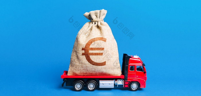 的卡车携带巨大的欧元钱袋伟大的投资应对危机措施政府吸引大基金的经济为补贴支持和便宜的软贷款为企业