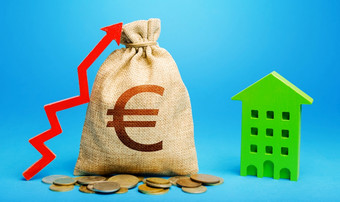 欧元钱袋与红色的<strong>箭头</strong>和住宅建筑<strong>返回</strong>投资增加价格为公寓和住房市政预算复苏和增长财产成本