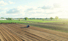 农场拖拉机培养的土壤的场后收获发展农业技术放松改善土壤质量食物蔬菜生产播种运动