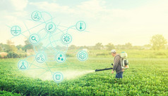未来主义的创新技术pictogram和农民与雾鼓风机喷雾器走通过的土豆种植园治疗的农场场对昆虫害虫真菌感染