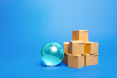 蓝色的玻璃全球和纸板盒子国际世界贸易分布交付货物航运全球经济进口出口运费交通全球化市场经济学发展