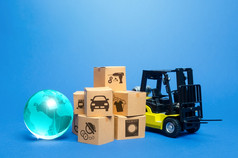叉车卡车附近纸板盒子和蓝色的全球运输物流基础设施进口出口货物运费航运全球化生产销售产品世界市场