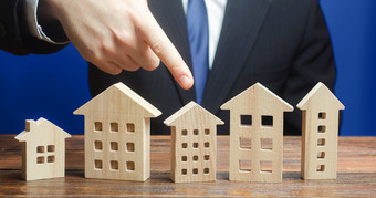 男人。选择公寓房子在许多建议选项的真正的房地产市场房地产经纪人服务找到合适的选项住房解决方案设施和基础设施投资