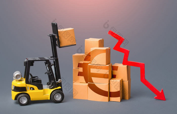 货物盒子与欧元象征和红色的下来箭头收入下降的贸易和运输行业工业生产下降进口出口秋天的国家经济经济困难
