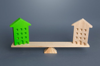 绿色和普通的房子是的尺度比较生态<strong>住房</strong>与传统的<strong>住房</strong>优势和缺点能源非常高效。建筑网零碳排放