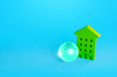 绿色多层住宅建筑和蓝色的地球全球绿色技术环境友好的能源效率零排放碳中立沟通和网络互联网