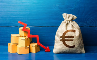 欧元钱袋与盒子和<strong>下来</strong>箭头收入减少经济放缓和下降经济低销售生产下降减少运输价格坏消费者情绪和需求为货物