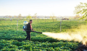 农民洒土豆种植园与抗真菌化学使用化学物质农业农业和农业综合企业农业行业战斗对真菌感染和昆虫