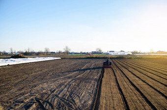 一半的培养场和的农民的拖拉机农业农业农业综合企业释放铣地球地面从老作物软化和改善土壤品质