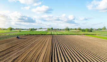 农场场景观和拖拉机农业行业发展农业经济农业农业放松表面土地培养准备为新种植切割行