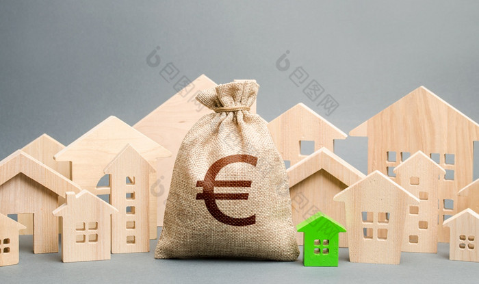欧元钱袋和城市房子数据购买真正的房地产公平价格城市市政预算财产税发展和改造建筑投资成本生活小镇