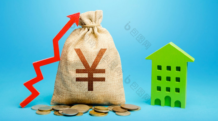 日元元钱袋与红色的箭头和住宅建筑返回投资市政预算复苏和增长财产成本增加价格为公寓和住房