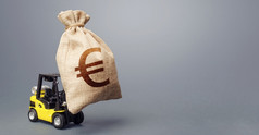 叉车携带巨大的欧元钱袋应对危机预算借款资本市场刺激经济补贴软贷款最强的金融援助业务支持投资