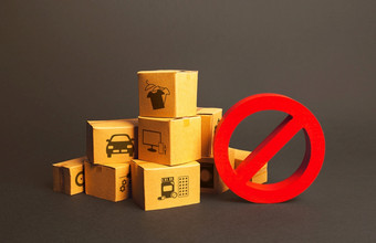纸板盒子和红色的禁止象征进口限制禁止出口货物缺乏货物赤字短缺出股票但制裁贸易战争边境关闭检疫隔离