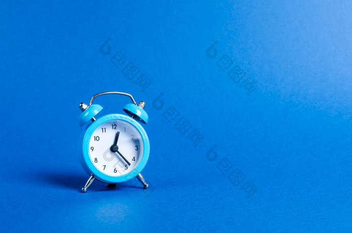 蓝色的报警时钟蓝色的背景有限的提供和在时间规划和纪律等待为会议守时业务规划生活持续时间和健康增加你的年龄