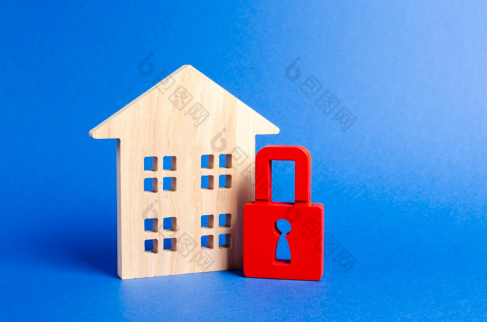 木房子和红色的挂锁安全和安全没收为债务报警系统癫痫发作财产保护财产权利不可用和昂贵的真正的房地产房子保险
