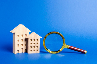数据住宅建筑和放大玻璃首页评估财产估值房地产经纪人服务为租和购买公寓房子房子搜索概念真正的房地产