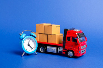 红色的卡车<strong>与</strong>纸板盒子和蓝色的报警时<strong>钟表</strong>达交付短<strong>时间</strong>概念临时存储有限的提供和折扣优化交付物流运输公司
