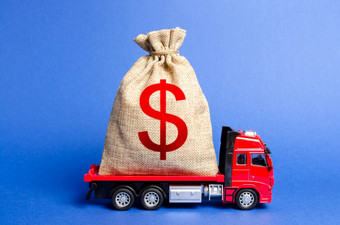 红色的卡车携带大袋钱吸引投资发展和现代化生产和业务项目收入利润超级利润腐败计划金融组