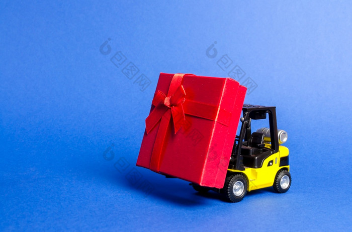 黄色的叉车卡车携带红色的礼物盒子与弓购买和交付现在零售折扣和竞赛比赛促销活动增加销售和吸引新客户