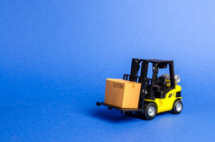黄色的叉车卡车与纸板盒子增加销售生产货物运输存储货物运费航运交付货物物流行业零售复制空间