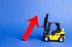 黄色的叉车提出了大红色的箭头增长生产利率和发展行业和基础设施增加销售经济增长概念增加增长和成功