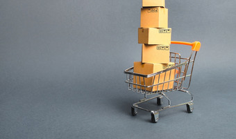 高塔纸板盒子超市电车概念购物商店电子商务销售和出售货物通过在线交易平台消费者社会采购权力