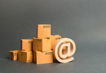 桩纸板盒子和象征电子邮件购物电子商务销售货物和服务通过在线交易平台发展互联网网络贸易广告零售产品