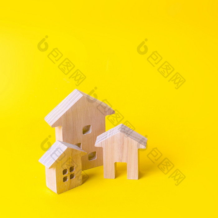 三个房子黄色的背景购买和销售真正的房地产建设公寓和住宅建筑城市结算投资抵押贷款贷款住房维护