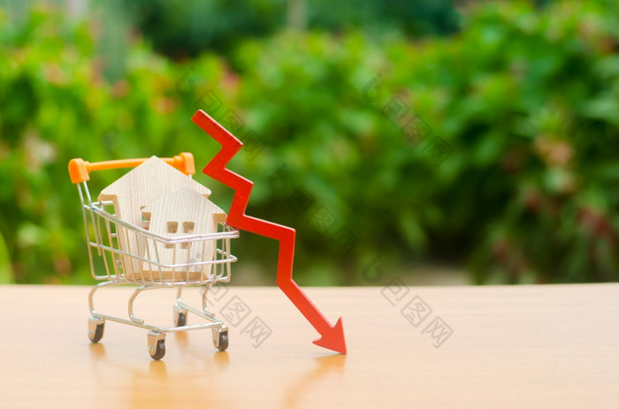 两个木房子交易车和红色的箭头下来下降真正的房地产市场减少感兴趣的抵押贷款下降财产价格和公寓低感兴趣利率抵押贷款贷款