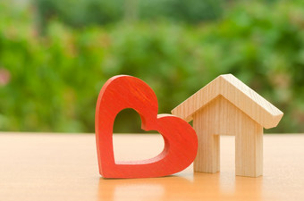 房子与红色的木心房子情人负担得起的住房为年轻的家庭支持程序父母的热情好客的首页住房建设你的梦想购买和租真正的房地产
