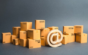 很多盒子和电子邮件象征商业购物在线发展互联网网络贸易广告服务电子商务销售货物和服务通过在线交易平台