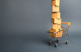 高塔纸板盒子超市电车概念购物在线商店电子商务销售和出售货物通过在线交易平台消费者社会采购权力