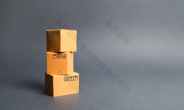 群三个纸板盒子的概念产品和货物商务和零售电子商务销售和出售货物通过在线交易平台进口和出口产品