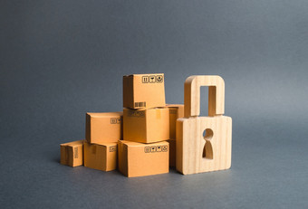 桩纸板盒子和木挂锁概念保险购买提供保修购买产品消费者权利保护货物逮捕海关间隙禁止的进口