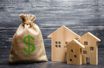 袋与钱和三个房子概念真正的房地产收购和投资负担得起的便宜的贷款抵押贷款税租赁收入建筑房子市政预算的社区