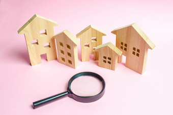 很多木房子粉红色的背景和放大玻璃的概念发现新首页买财产投资购买和销售真正的房<strong>地产</strong>投资<strong>浪漫</strong>的古老的城市