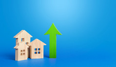 房子和绿色箭头不断上升的价格和租金使钱投资真正的房地产改善住房高需求增长抵押贷款利率增加成本住房概念