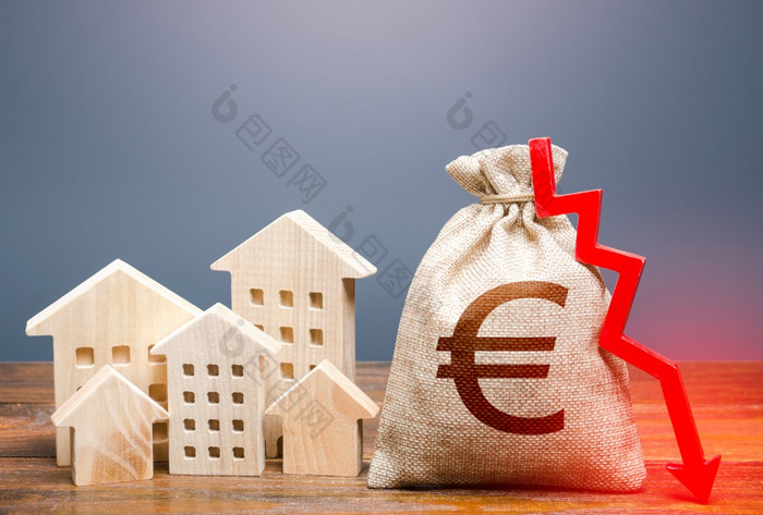 房子和欧元钱袋与下来箭头减少维护成本能源效率储蓄物业危机低利率抵押贷款税预算下降真正的房地产市场价格