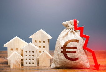 房子和欧元钱袋与下来箭头减少维护成本能源效率储蓄物业危机低利率抵押贷款税预算下降真正的房地产市场价格