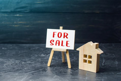 房子和标志为出售购买和销售住房搜索为选项财产评估二次物业市场有吸引力的价格投资租赁业务负担得起的住房