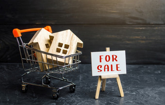 购物车加载与房子和标志为出售购买和销售住房储蓄钱真正的房地产投资住房财产评估二次物业市场有吸引力的价格