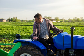 农民拖拉机监控的操作设备为收获土豆<strong>农业</strong>和农田简化速度工作与技术和机器<strong>农业</strong>行业和<strong>农业</strong>综合企业